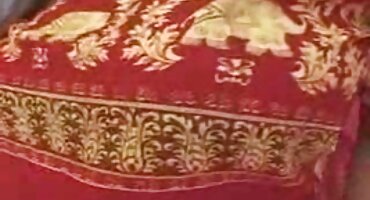 అమ్మాయి తెలుగు సెక్స్ తెలుగు తెలుగు సెక్స్ నేలపై కూర్చుని తన కాళ్ళ మధ్య తనను తాను చూసుకోవడం ప్రారంభించింది