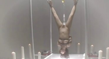 బస్టీ నల్లటి జుట్టు గల స్త్రీని తెలుగు సెక్స్ తెలుగు తెలుగు సెక్స్ బెడ్ ఒక వ్యక్తి ఆకర్షించింది మరియు హింసాత్మకంగా ఇబ్బంది పెట్టాడు