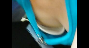 పచ్చబొట్టు అమ్మాయి ఆమె తెలుగు తెలుగు సెక్స్ మోకాలు మీద కూర్చుని నైపుణ్యంగా ఫాలస్ సక్స్